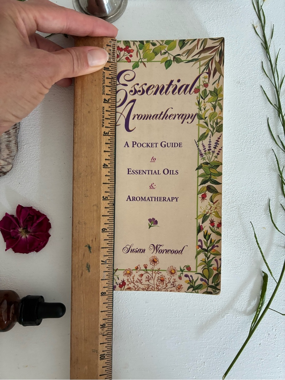 Essential Aromatherapy Pocket Guide — Cream Floral Cover - Picture 3 of 17